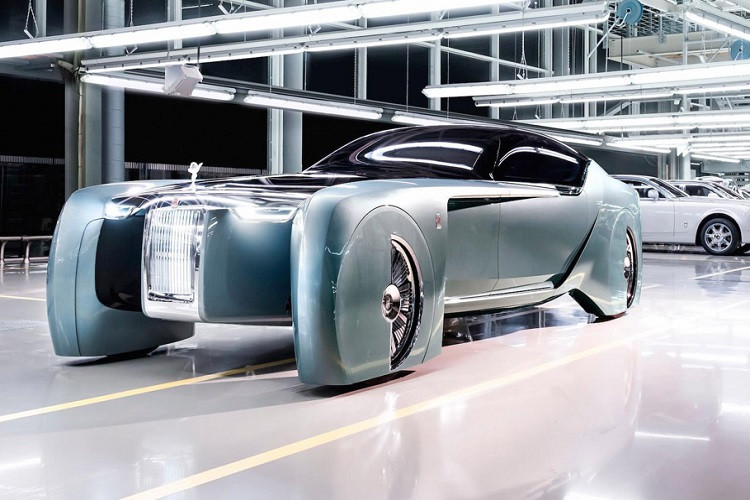 Đồng thời, vị CEO này cũng rất kín tiếng và trong hai buổi phỏng vấn với đài Bloomberg cũng như tờ Automotive News Europe. Ông chỉ khẳng định duy nhất một điều, rằng đây sẽ là "một mẫu Rolls-Royce hoàn toàn mới".