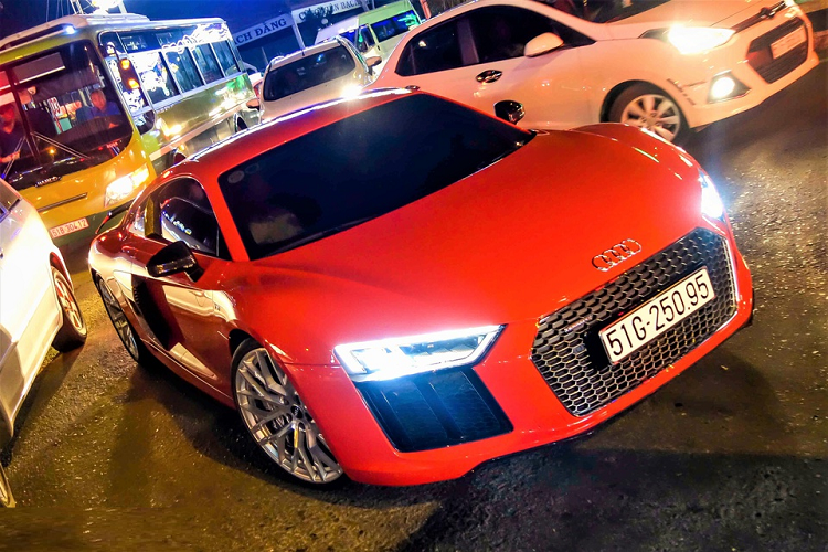 Audi R8 V10 Plus từng của Đông Nhi - Ông Cao Thắng được trang bị đèn Laser. "Trái tim" của xe là khối động cơ V10, dung tích 5.2 lít, sản sinh công suất tối đa 610 mã lực và mô-men xoắn cực đại 540 Nm.