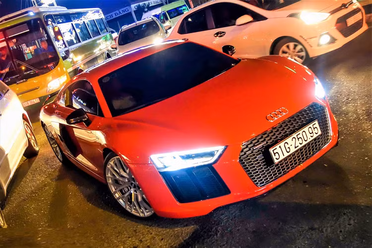 Audi R8 V10 Plus từng của Đông Nhi - Ông Cao Thắng được trang bị đèn Laser. "Trái tim" của xe là khối động cơ V10, dung tích 5.2 lít, sản sinh công suất tối đa 610 mã lực và mô-men xoắn cực đại 540 Nm.