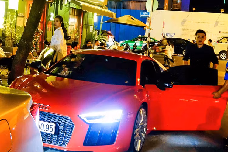 Có thể nói, Đông Nhi - Ông Cao Thắng từng đi tiên phong trong việc ca sĩ tậu siêu xe, không chỉ thế, cặp vợ chồng này còn chơi hẳn Audi R8 V10 Plus chính hãng duy nhất Việt Nam, điều mà các ca sĩ khác cũng ít khi làm, thường chọn mua siêu xe đã qua sử dụng.