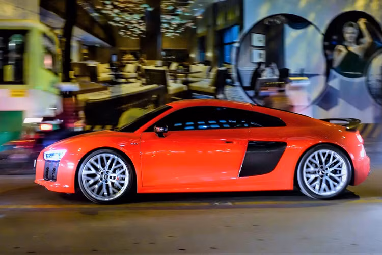 Kết hợp với hộp số tự động ly hợp kép 7 cấp S-tronic, động cơ giúp siêu xe Audi R8 phiên bản V10 Plus tăng tốc từ vị trí xuất phát lên 100 km/h chỉ trong thời gian 3,2 giây trước khi đạt vận tốc tối đa 330km/h.