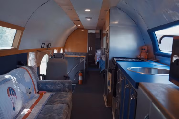 Họ đã mua nó ngay lập tức bất chấp tình trạng tồi tàn của nó, và cùng với các con trai của mình, Lucci đã hợp nhất chiếc máy bay với khung gầm của một chiếc xe tải mà ông sở hữu trong một quy trình được mô tả là "khoa học vui".