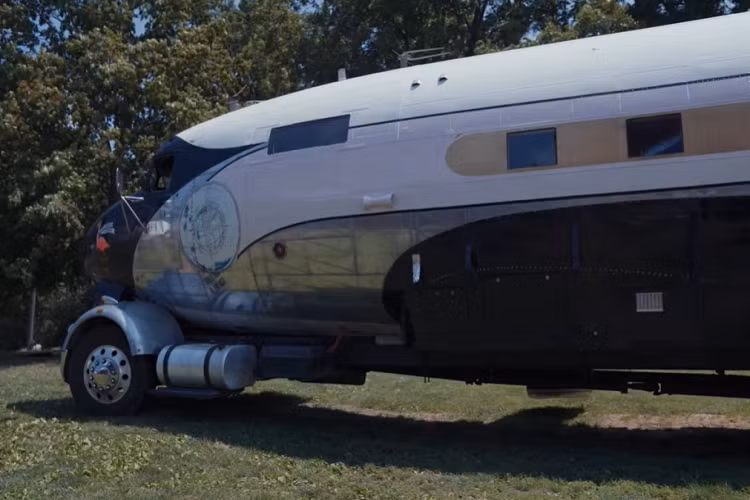 Đầu tiên, chiếc xe tải được kéo đến bên cạnh chiếc Douglas R4D, và sau đó, Lucci cùng với các con trai của mình bắt đầu đo đạc tỷ lệ kích thước trước khi chặt thân máy bay. Sau nhiều lần đặt khung máy bay lên khung xe để xem còn phải cắt những gì, họ cuối cùng đã làm chuẩn xác.