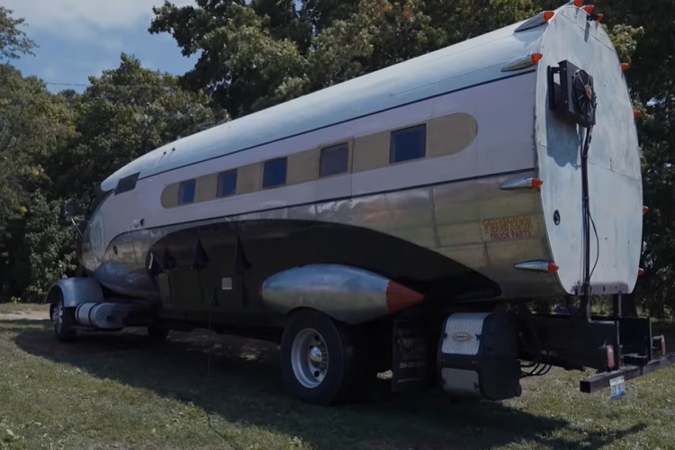 Nội thất của phương tiện xe ôtô lai máy bay tạo trông đúng chất một chiếc RV với đủ các loại tiện nghi thường thấy, nhưng chủ đề hàng không vẫn được lưu giữ bằng cách lắp đặt thiết bị chuyển mạch quân sự cũng như hệ thống liên lạc nội bộ có từ những năm 1940. Lucci và gia đình ông ấy cần khoảng 1 năm để làm cho chiếc RV có thể đi được, và 2 năm nữa để hoàn thiện tất cả các chi tiết khác.