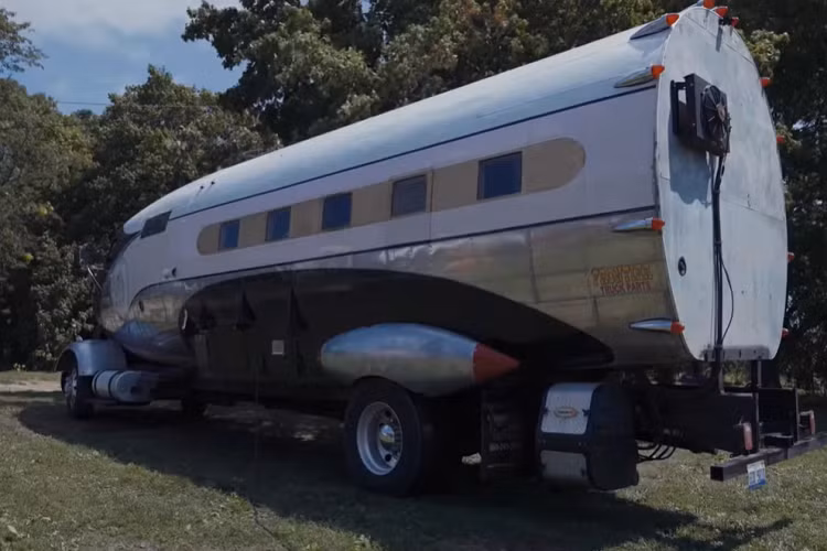 Nội thất của phương tiện xe ôtô lai máy bay tạo trông đúng chất một chiếc RV với đủ các loại tiện nghi thường thấy, nhưng chủ đề hàng không vẫn được lưu giữ bằng cách lắp đặt thiết bị chuyển mạch quân sự cũng như hệ thống liên lạc nội bộ có từ những năm 1940. Lucci và gia đình ông ấy cần khoảng 1 năm để làm cho chiếc RV có thể đi được, và 2 năm nữa để hoàn thiện tất cả các chi tiết khác.