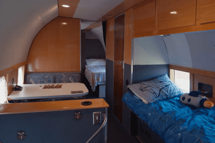 Phương tiện lai tạo bất thường này có tên gọi "The Fabulous Flamingo", bao gồm một thân máy bay vận tải quân sự Douglas R4D được ghép với khung gầm của một chiếc International DuraStar 4400. Bộ não đằng sau sự kết hợp khó ai nghĩ đến này là của Gino Lucci, một quân nhân về hưu thuộc Lực lượng Không quân Hoa Kỳ từ Nashville, Michigan, người đã từng mơ về một cỗ máy như vậy kể từ khi ông ấy chỉ mới tám tuổi.