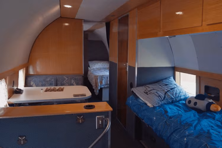 Phương tiện lai tạo bất thường này có tên gọi "The Fabulous Flamingo", bao gồm một thân máy bay vận tải quân sự Douglas R4D được ghép với khung gầm của một chiếc International DuraStar 4400. Bộ não đằng sau sự kết hợp khó ai nghĩ đến này là của Gino Lucci, một quân nhân về hưu thuộc Lực lượng Không quân Hoa Kỳ từ Nashville, Michigan, người đã từng mơ về một cỗ máy như vậy kể từ khi ông ấy chỉ mới tám tuổi.