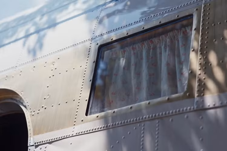 Điều thú vị là, Lucci nói rằng nếu chiếc RV rộng hơn nửa inch (1,25 cm) thì việc lái nó trên đường công cộng sẽ là bất hợp pháp. Những chiếc gương chiếu hậu bên lớn của xe là lấy từ một chiếc xe bán tải Ford những năm 1970 trong khi các cửa thoát hiểm khẩn cấp ở cả hai bên đều đã được giữ lại từ chiếc Douglas R4D.