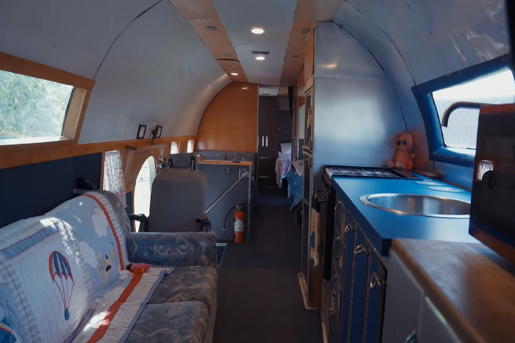 Đương nhiên, động cơ cũng đã nhận được những điều chỉnh cần thiết để có thể kéo trọng lượng cả xe lên tới 7.771 kg, và thậm chí có thể đạt tốc độ tối đa lên tới 137 km/h.Tổng cộng, dự án đặc biệt này khiến Lucci tiêu tốn 20.000 USD, và động cơ của máy bay thì được tái sử dụng làm chắn bùn phía trước của xe trong khi những tấm chắn phía sau lại là thùng nhiên liệu máy bay.