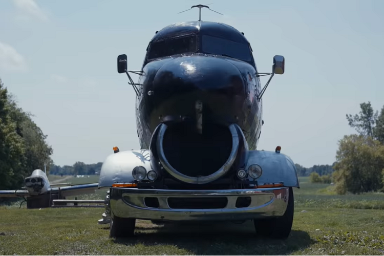 Chiếc RV độ từ máy bay quân sự độc đáo này cao tới 3,81 mét, và dài 11,6 mét, vì vậy bạn có thể tưởng tượng việc lái nó trên đường là một thách thức lớn đến thế nào. Nó có trang bị động cơ Navistar DT466 dung tích 7,6 lít nguyên bản của xe tải, với công suất được đánh giá từ 210 đến 300 mã lực.