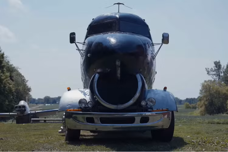 Chiếc RV độ từ máy bay quân sự độc đáo này cao tới 3,81 mét, và dài 11,6 mét, vì vậy bạn có thể tưởng tượng việc lái nó trên đường là một thách thức lớn đến thế nào. Nó có trang bị động cơ Navistar DT466 dung tích 7,6 lít nguyên bản của xe tải, với công suất được đánh giá từ 210 đến 300 mã lực.