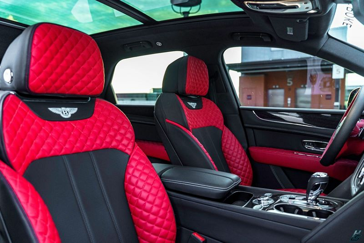 Di chuyển vào bên trong, Creative Bespoke tiếp tục "phá vỡ" truyền thống của Bentayga bằng việc sử dụng các ghế bọc da đen / đỏ tươi có hoa văn kim cương và nhiều chi tiết trang trí mạ crôm.