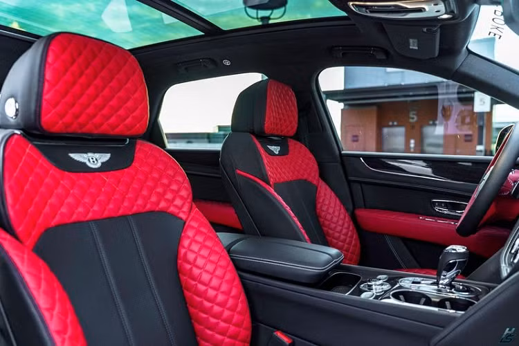 Di chuyển vào bên trong, Creative Bespoke tiếp tục "phá vỡ" truyền thống của Bentayga bằng việc sử dụng các ghế bọc da đen / đỏ tươi có hoa văn kim cương và nhiều chi tiết trang trí mạ crôm.