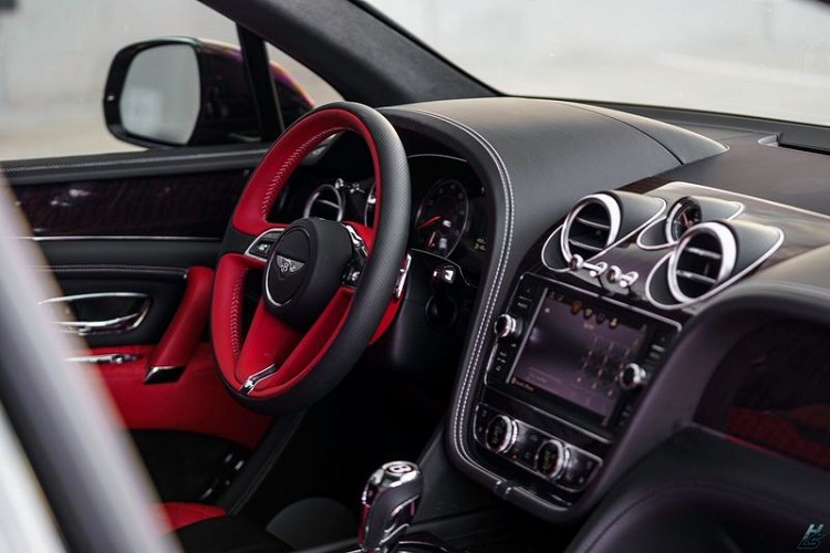 Ngoài ra, xe vẫn có đầy đủ các tiện nghi hiện đại như một chiếc Bentayga thông thường, từ hệ thống thông tin giải trí đến đồng hồ analog nằm giữa hai khe gió điều hòa ở táp-lô, cửa sổ trời, điều hòa khí hậu đa vùng, âm thanh cao cấp, định vị vệ tinh, ghế chỉnh điện, cửa hậu chỉnh điện...