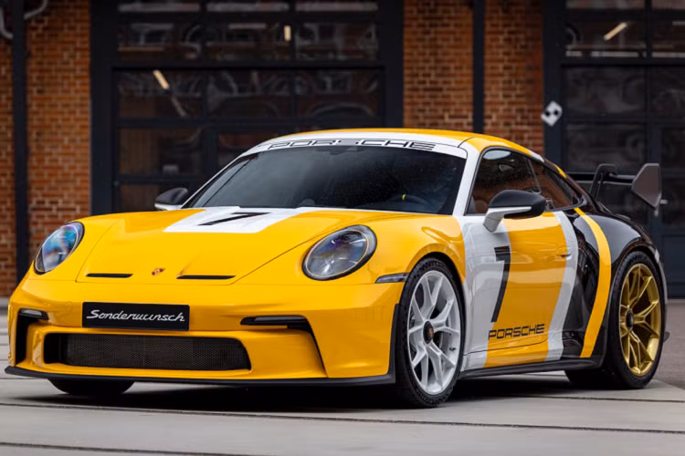 Chiếc 911 GT3 cá nhân hóa đặc biệt của Paolo Barilla được sơn ba màu đặc trưng gồm màu vàng Summer, trắng và màu đen cho phần cản sau. Phong cách phối các màu sắc với màu vàng xen kẽ với trắng được hoàn thiện tương tự với chiếc xe đua 956 năm 1985. Hơn nữa, cửa xe và nắp capo cũng được đính logo số 7 đặc trưng của tay đua Paolo Barilla.