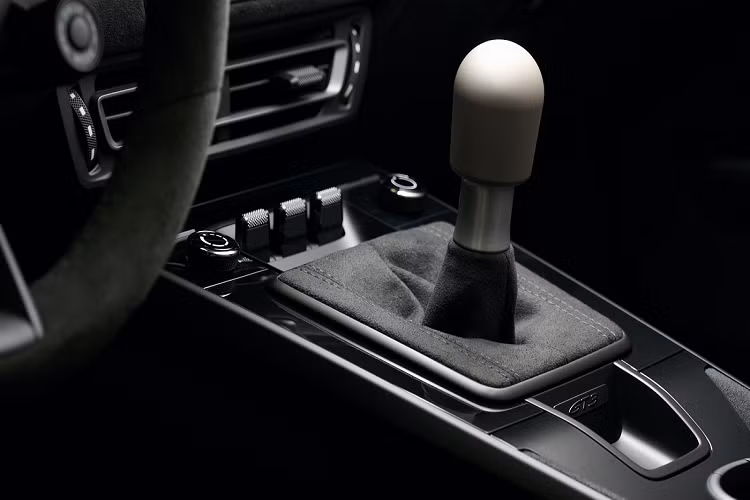 Khoang nội thất của xe được phối chủ yếu với chất liệu da cao cấp màu đen với một số chi tiết màu vàng tạo điểm nhấn như phần viền đánh dấu tâm vô lăng, logo trang trí bên táp lô phải của xe cùng logo "Le Mans 1985" với hình đường đua được thêu trên tựa đầu của xe. Chi tiết cần số trên xe gợi nhớ đến chi tiết cần số được làm bằng magiê trên chiếc xe đua 956. Phần trên của cần số này được đúc từ một khối nhôm và bề mặt của cần số được đánh nhám và hoàn thiện với bề mặt nhẵn độc đáo.