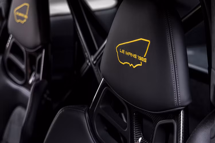 Hai màu sắc trên hai phần mâm xe này được mô phỏng theo đúng màu sắc mâm xe trên chiếc xe đua Porsche 956 vào năm 1985 vì giờ đây bộ mâm nguyên bản đã được thay thế bằng bộ mâm xe đua màu đen. Hai bên kính cửa của xe cũng được đính logo với tên Paolo Barilla cùng quốc kỳ Ý giống với các logo đề tên tay đua trên những chiếc xe đua.