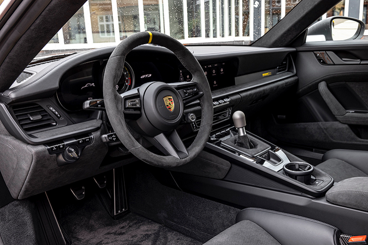 Chiếc Porsche 911 GT3 này sở hữu bộ mâm 5 chấu kép với khóa tâm được sơn màu trắng bóng cho phần bánh trước và màu vàng gold ở phần bánh sau của xe.