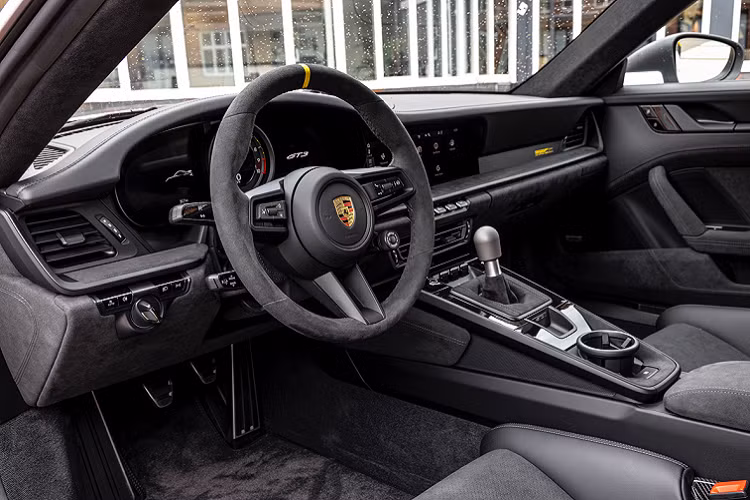 Chiếc Porsche 911 GT3 này sở hữu bộ mâm 5 chấu kép với khóa tâm được sơn màu trắng bóng cho phần bánh trước và màu vàng gold ở phần bánh sau của xe.