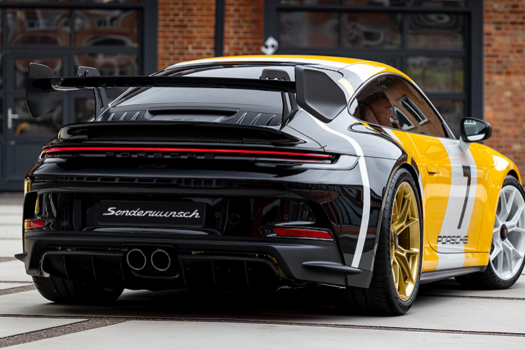 Ngoài ra, chiếc xe còn trở nên đặc biệt hơn với cánh gió sau được thiết kế lại với các cánh lướt gió lớn hơn, cần số của xe trong khoang nội thất cũng được hoàn thiện theo một phong cách thiết kế hoàn toàn khác biệt.