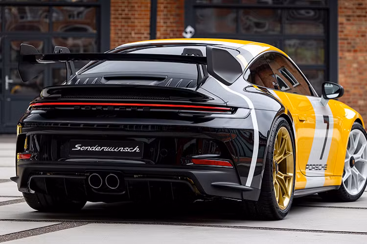 Ngoài ra, chiếc xe còn trở nên đặc biệt hơn với cánh gió sau được thiết kế lại với các cánh lướt gió lớn hơn, cần số của xe trong khoang nội thất cũng được hoàn thiện theo một phong cách thiết kế hoàn toàn khác biệt.