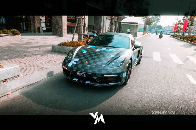 Theo tìm hiểu, phần ngoại thất của chiếc xe thể thao Porsche 718 Cayman này được lấy cảm hứng từ phong cách của hãng thời trang xa xỉ nước Pháp - Louis Vuitton và toàn bộ quá trình đổi màu của xe được thực hiện ngay tại Việt Nam. 