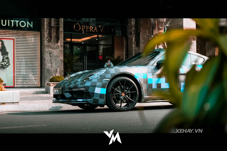 Đáng chú ý, tất cả số đề-can với hoạt tiết này đều không có sẵn. Vì vậy, các Designer của xưởng độ Việt đã phải dày công thiết kế tỉ mỉ bằng phần mềm đồ hoạ rồi mới tiến hành in thử trước khi dán. 