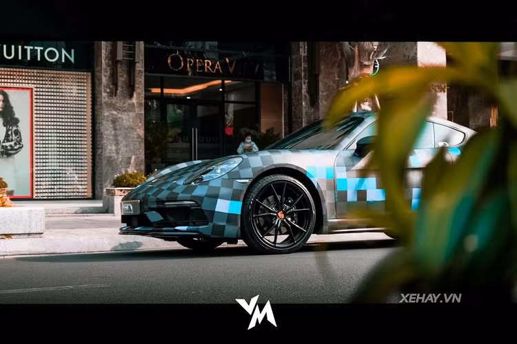 Đáng chú ý, tất cả số đề-can với hoạt tiết này đều không có sẵn. Vì vậy, các Designer của xưởng độ Việt đã phải dày công thiết kế tỉ mỉ bằng phần mềm đồ hoạ rồi mới tiến hành in thử trước khi dán. 