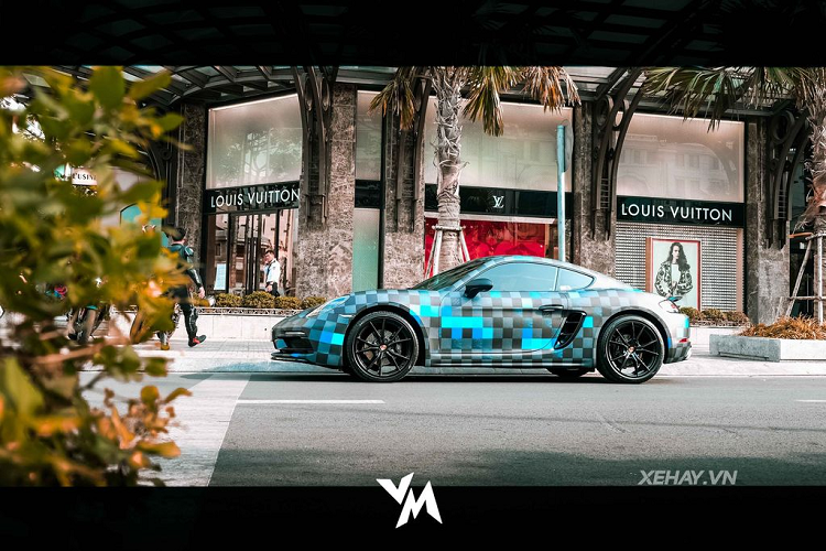 Cụ thể, 3 màu sắc xanh dương, xám và đen là 3 tông màu chủ đạo làm nên "bộ cánh" hấp dẫn cho chiếc Porsche 718 này. Quá trình thay đổi màu ngoại thất của xe được thực hiện bằng hình thức dán đề-can. 