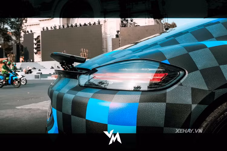 Tuy mất nhiều thời gian cho việc nghiên cứu và thiết kế nhưng toàn bộ quá trình dán đổi màu cho chiếc Porsche 718 Cayman trong bài chỉ mất hơn 1 ngày. 