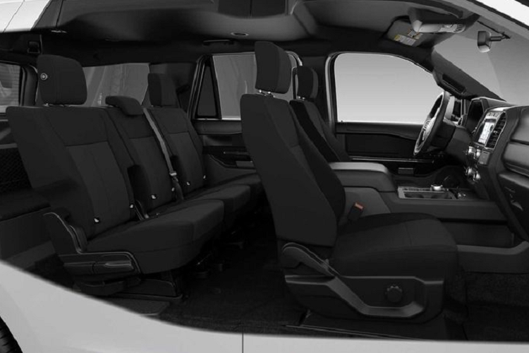 Đối với ngoại thất, Expedition XL STX thế hệ mới có lưới tản nhiệt gồm 5 thanh ngang sơn đen bóng bộ mâm nhôm đúc 18 inch sơn Magnetic Metallic đi kèm lốp bốn mùa. Ngoài ra, diện mạo của chiếc SUV còn được nhấn mạnh với các thanh cản va cùng màu thân xe, tay nắm cửa và tấm bảo vệ thân dưới cũng cùng màu thân xe, và vỏ gương chiếu hậu, đường ray mái, bệ cửa đều được sơn đen.