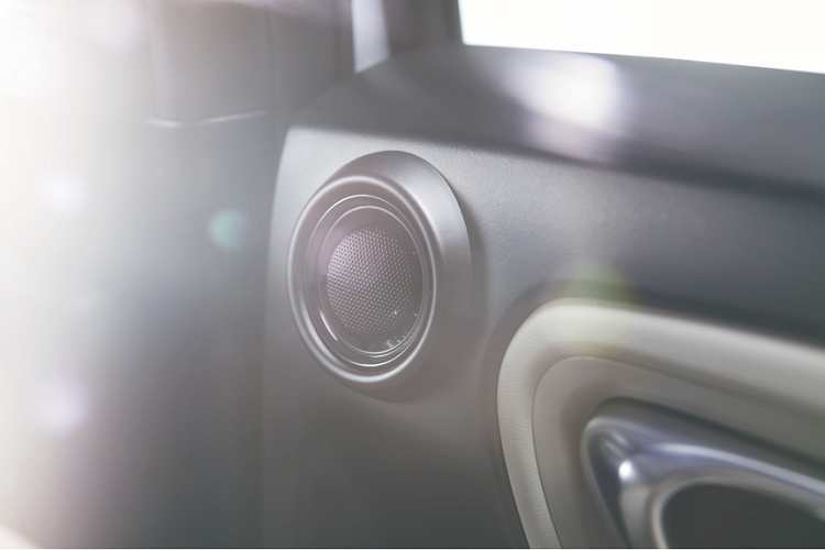 Thông số kỹ thuật chưa được công bố, nhưng hãng xe Nhật Bản xác nhận HR-V thế hệ thứ 2 sẽ có bản hybrid e:HEV, tương tự Jazz và City mới. Sức mạnh của xe có thể đến từ động cơ điện 106,5 mã lực và mô-men xoắn 253 Nm, kết hợp với động cơ xăng 4 xy-lanh Atkinson 1.5L i-VTEC hút khí tự nhiên, công suất 96,6 mã lực và mô-men xoắn 127 Nm.