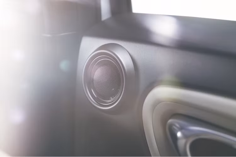 Thông số kỹ thuật chưa được công bố, nhưng hãng xe Nhật Bản xác nhận HR-V thế hệ thứ 2 sẽ có bản hybrid e:HEV, tương tự Jazz và City mới. Sức mạnh của xe có thể đến từ động cơ điện 106,5 mã lực và mô-men xoắn 253 Nm, kết hợp với động cơ xăng 4 xy-lanh Atkinson 1.5L i-VTEC hút khí tự nhiên, công suất 96,6 mã lực và mô-men xoắn 127 Nm.