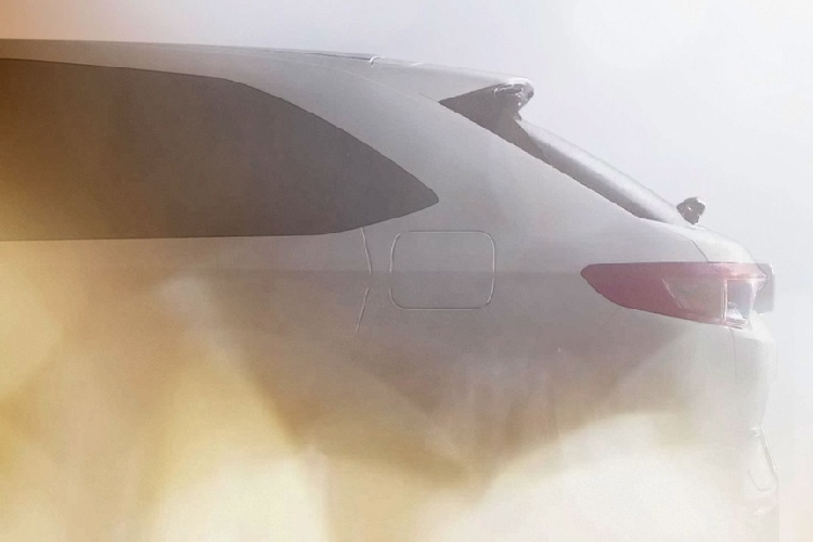 Bên trong, bảng điều khiển nằm ngang gọn gàng hơn, màn hình thông tin giải trí cảm ứng đặt nổi trên bảng táp-lô. Đây là nét thiết kế khá phổ biến trên các mẫu xe đời mới. Dựa theo hình ảnh, có thể dự đoán Honda HR-V 2021 sẽ được trang bị Apple CarPlay không dây, tính năng này đã được Honda nâng cấp trên Accord.