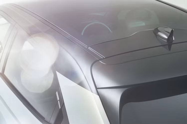 Các núm công tắc điều hòa và cần số trên Honda HR-V 2021 khá giống với Honda Jazz và Honda City mới. Cửa điều hòa được viền chrome trang trí. Ngoài ra, xe cũng được trang bị loa tweeter trên cửa sau, điều này cho thấy Honda sẽ tăng số lượng loa trên HR-V, nhiều hơn 6 loa hiện tại.