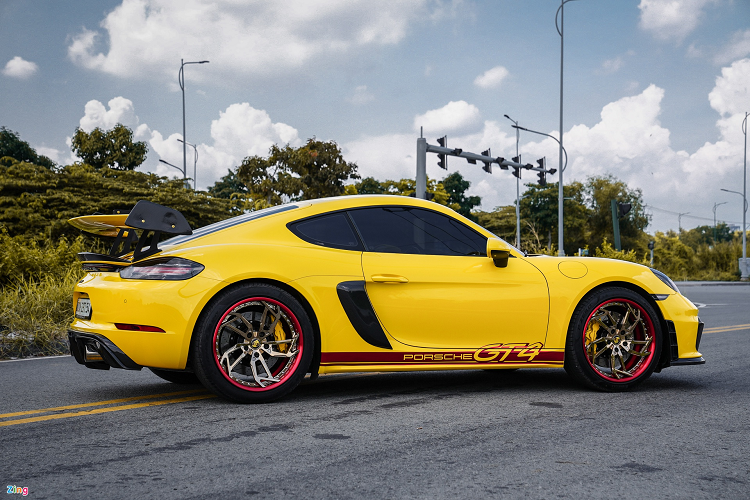 Mẫu coupe thể thao Porsche 718 Cayman 2020 mới được nâng cấp ngoại hình bắt mắt hơn, hiệu suất cũng được tinh chỉnh tốt hơn xe tiêu chuẩn.