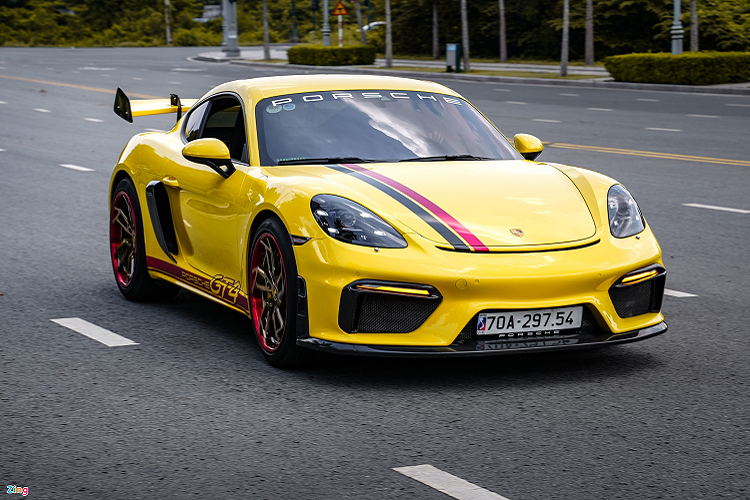  Tổng chi phí để thực hiện bản độ Porsche 718 Cayman GT4 này khoảng hơn 800 triệu đồng. Tại Việt Nam, Porsche 718 Cayman có 2 phiên bản là tiêu chuẩn và S, giá bán lần lượt là 3,6 tỷ và 4,53 tỷ đồng 