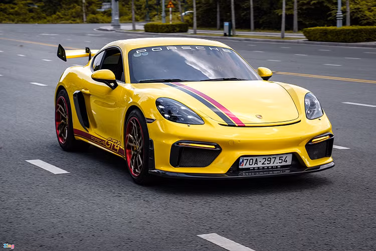  Tổng chi phí để thực hiện bản độ Porsche 718 Cayman GT4 này khoảng hơn 800 triệu đồng. Tại Việt Nam, Porsche 718 Cayman có 2 phiên bản là tiêu chuẩn và S, giá bán lần lượt là 3,6 tỷ và 4,53 tỷ đồng 