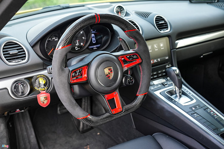 Chủ nhân của xe chỉ nâng cấp thêm vô lăng tùy chọn của mẫu 911, bọc da lộn và ốp carbon. Lẫy chuyển số sơn màu đỏ tạo điểm nhấn.