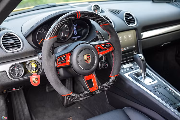 Chủ nhân của xe chỉ nâng cấp thêm vô lăng tùy chọn của mẫu 911, bọc da lộn và ốp carbon. Lẫy chuyển số sơn màu đỏ tạo điểm nhấn.
