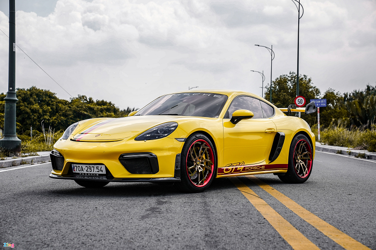 Một chủ nhân của chiếc Porsche 718 Cayman tại Sài Gòn đã quyết định độ lại mẫu xe của mình theo phong cách GT4, đây cũng là chiếc 718 Cayman đời 2020 đầu tiên tại Việt Nam được độ theo phong cách này.