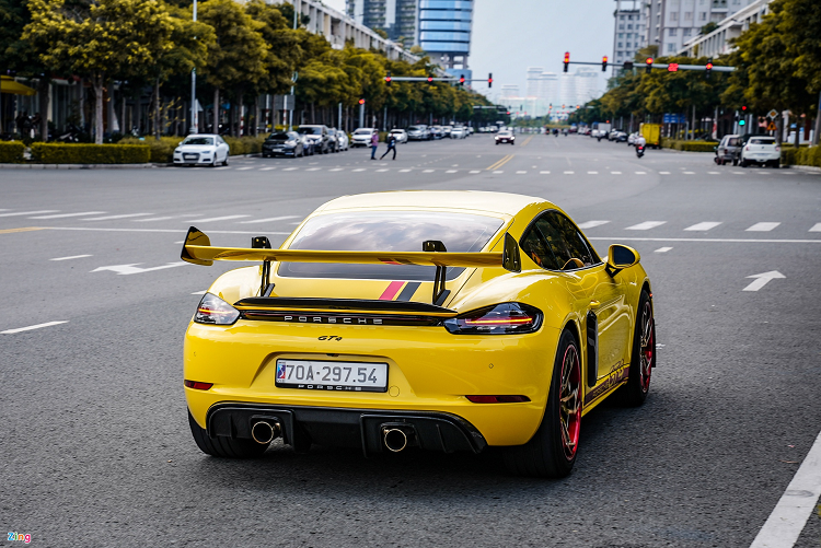 Sức mạnh của Porsche 718 Cayman tiêu chuẩn đến từ động cơ 4 xy-lanh 2.0L tăng áp, sản sinh công suất 296 mã lực và mô-men xoắn 380 Nm. Hộp số tự động 7 cấp PDK. Khả năng tăng tốc 0-100 km/h trong 4,9 giây trước khi đạt tốc độ tối đa 275 km/h. 