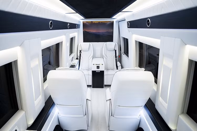 Họ nói rằng chiếc Inkas Sprinter VIP Limo chống đạn này được thiết kế để chuyên chở các VIP và những giám đốc doanh nghiệp theo phong cách cao cấp trong khi vẫn duy trì vẻ ngoài “thân thiện”. Chúng có nội thất sang trọng nhưng tối giản, bao gồm một loạt các trang bị tiện nghi mà bạn mong đợi từ một chiếc limousine hiện đại. Nhưng đó chưa phải là tất cả bởi chiếc xe còn mang trên mình hàng loạt các tính năng an ninh và công nghệ thế hệ mới.
