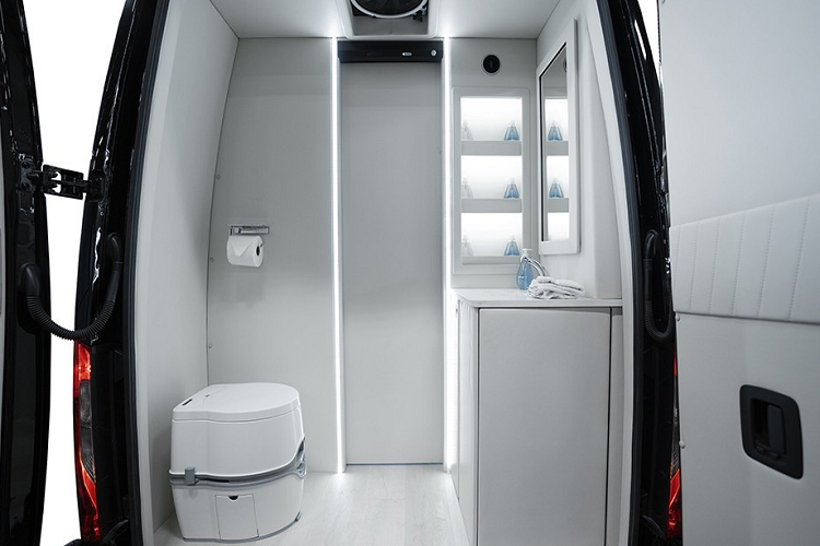 Thêm nữa, bảng điều khiển phía trước có trang bị quầy bar cà phê và một tủ lạnh đủ lớn để chứa những chai rượu sâm panh để hành khách nhâm nhi trong khi di chuyển. Một nhà vệ sinh đầy đủ tiện nghi cũng là một tùy chọn có thể được thêm vào ở phía sau. Cách bố trí nội thất cũng bao gồm những chi tiết khéo giúp để tối ưu hóa không gian như sử dụng bàn ẩn, trạm sạc điện, và ánh sáng có thể điều chỉnh cùng với hệ thống liên lạc nội bộ để kết nối bạn với người lái xe.