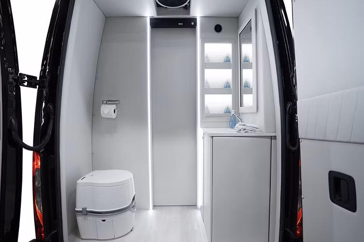 Thêm nữa, bảng điều khiển phía trước có trang bị quầy bar cà phê và một tủ lạnh đủ lớn để chứa những chai rượu sâm panh để hành khách nhâm nhi trong khi di chuyển. Một nhà vệ sinh đầy đủ tiện nghi cũng là một tùy chọn có thể được thêm vào ở phía sau. Cách bố trí nội thất cũng bao gồm những chi tiết khéo giúp để tối ưu hóa không gian như sử dụng bàn ẩn, trạm sạc điện, và ánh sáng có thể điều chỉnh cùng với hệ thống liên lạc nội bộ để kết nối bạn với người lái xe.