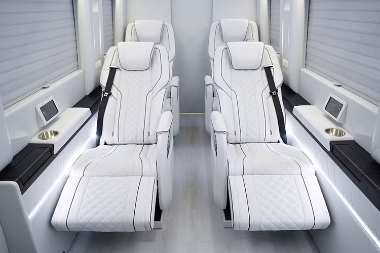 Được thiết kế để mang đến cho hành khách sự thoải mái khi thực hiện các chuyến đi công vụ hoặc đơn giản là thư giãn và giải trí, Inkas Sprinter VIP Limo đặc biệt đi kèm với 4 ghế bọc da sang trọng, mỗi ghế được trang bị một bộ điều khiển từ xa tích hợp để điều khiển rèm cửa sổ, ánh sáng cũng như hệ thống sưởi và làm mát. Hơn nữa, những chiếc ghế đó không chỉ trông đẹp mà còn có thể mát-xa cho người ngồi.