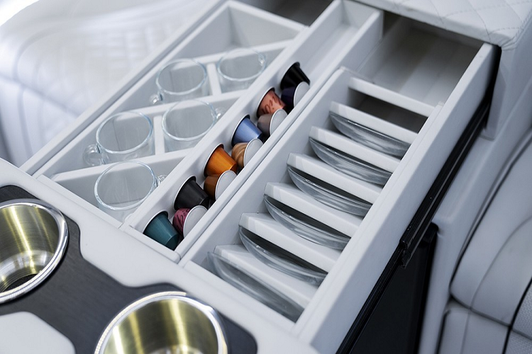 Những chiếc xe van limousine bọc giáp dựa trên Mercedes-Benz Sprinter này có thể được tùy chỉnh từ A-Z, vì vậy người dùng có thể tự do lên cấu hình cho nó theo sở thích của riêng mình. Hình thức bên ngoài thông thường và khoang hành khách thoải mái khiến nó trở thành lựa chọn hàng đầu cho những ai cần một phương tiện chuyên chở nhân sự đáng tin cậy.