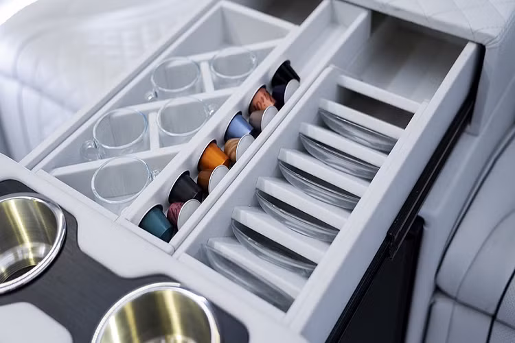 Những chiếc xe van limousine bọc giáp dựa trên Mercedes-Benz Sprinter này có thể được tùy chỉnh từ A-Z, vì vậy người dùng có thể tự do lên cấu hình cho nó theo sở thích của riêng mình. Hình thức bên ngoài thông thường và khoang hành khách thoải mái khiến nó trở thành lựa chọn hàng đầu cho những ai cần một phương tiện chuyên chở nhân sự đáng tin cậy.