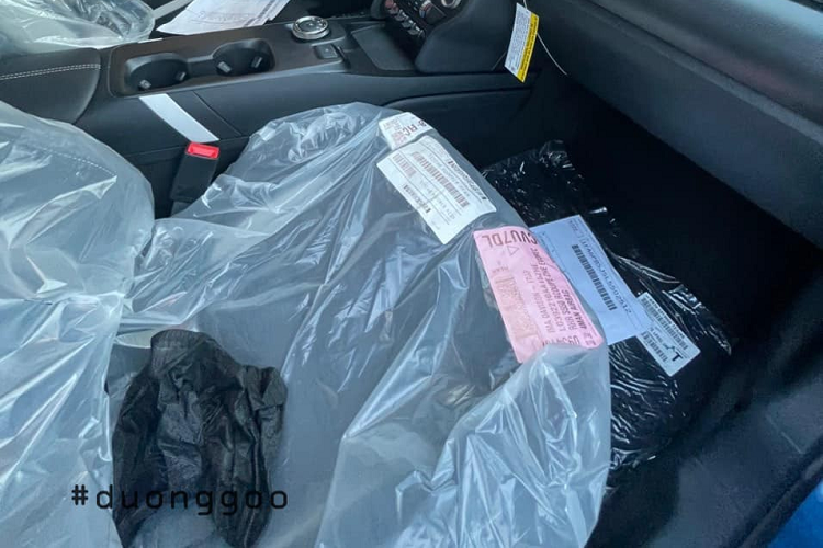 Vòng ra bên hông, mẫu xe này có bộ mâm 5 chấu kép hoàn toàn mới được sơn đen bóng cùng kẹp phanh màu đỏ. Thiết kế cá tính nhất của Ford Mustang Shelby GT500 2021 nằm ở đuôi xe với cặp ống xả kép sẵn sàng phát ra những âm thanh uy lực khi chủ nhân nẹt pô hay tăng tốc trên đường, bên cạnh đó là cản va sau hoàn toàn mới và cánh gió đuôi khổng lồ.