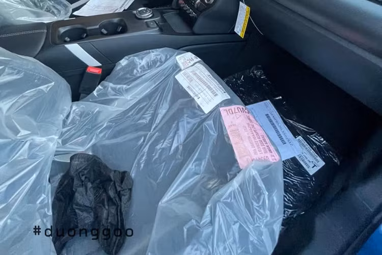 Vòng ra bên hông, mẫu xe này có bộ mâm 5 chấu kép hoàn toàn mới được sơn đen bóng cùng kẹp phanh màu đỏ. Thiết kế cá tính nhất của Ford Mustang Shelby GT500 2021 nằm ở đuôi xe với cặp ống xả kép sẵn sàng phát ra những âm thanh uy lực khi chủ nhân nẹt pô hay tăng tốc trên đường, bên cạnh đó là cản va sau hoàn toàn mới và cánh gió đuôi khổng lồ.